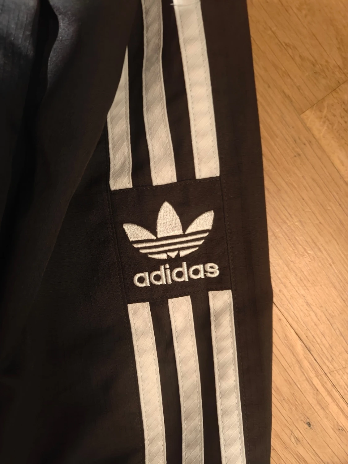 Svart Adidas vindjacka med huva - 2