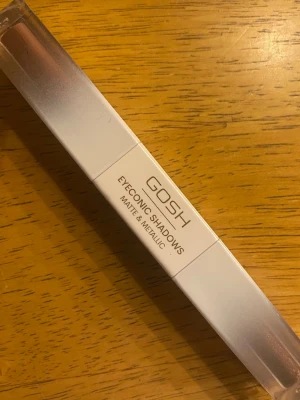 GOSH Eyeconic Shadows Matte & Metallic - Ögonskugga från GOSH i serien Eyeconic Shadows. Innehåller både matta och metalliska nyanser. Färgen som syns är en skimrande kopparbrun ton med metallic finish.