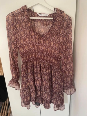 Mönstrad klänning från Zara - Jätte fin klänning från Zara men kommer tyvärr inte till användning. Bra skick. 