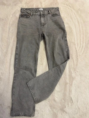 Grå regular fit jeans från Grunt (nypris 629kr) - Säljer ett par grå jeans från Grunt med normal passform och klassisk femficksdesign. Jeansen har knappgylf och justerbar midja, tillverkade i ett slitstarkt denimtyg. Säljer då de inte längre passar mig. Hör av er vid prisförslag😊