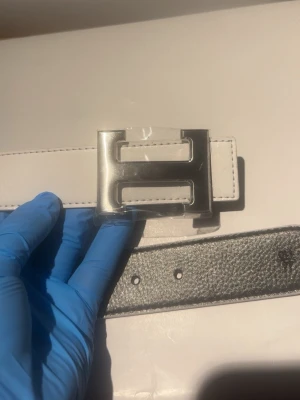 Dubbelsidig svart bälte - Helt ny bälte i helt ny skick. 110cm – passar alla. Bekväm och snygg att använda till vardags. Skickas samma dag vid köp.”