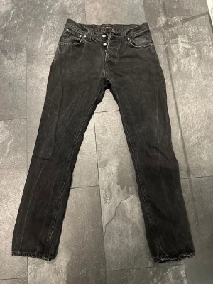 Nudie jeans - Nudie jeans, steady eddie i svart, storlek 31/32. Kika på bilderna för skick!