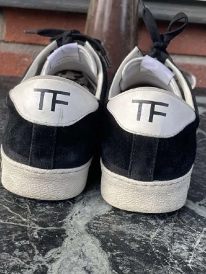 Tom Ford skor  - Säljer ett par sjukt feta tom Ford sneakers i storlek 42, självklart autentiskta med ett ny pris på ca 8000kr men säljer endast för 2699 men pris kan självklart diskuteras vid snabb affär 😊