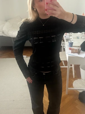 Svart spetsblus med lång ärm - Snygg svart blus med lång ärm och transparent spetsdetaljer❤️❤️