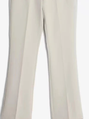  beige kostymbyxor - Snygga beige kostymbyxor med vid passform och pressveck. Byxorna har låg midja och är bootcut perfekta för en clean och stilren look. Tillverkade i ett mjukt och följsamt material som ger en skön känsla hela dagen. Perfekt skick och använd ca 5 gånger 