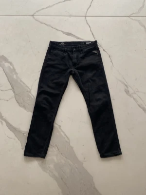 Replay Anbass - Säljer ett par svarta jeans från Replay med rak passform | dom är i mycket bra skick | OBS! Jeansen passar dom som är mellan 168-175 | pris kan diskuteras!
