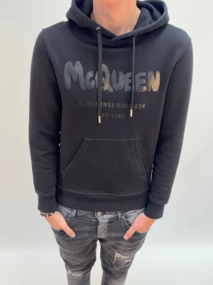 Alexander McQueen hoodie  - Säljer denna riktigt snygga McQueen hoodie som är riktigt snygg är 190 lång är för kort för mig 