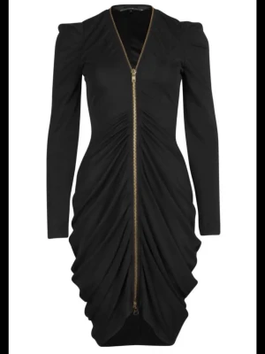 Svart kort klänning med dragkedja - Säljer en svart kort klänning från Bikbok (systrarna Olsens kollektion) med långärmade puffärmar och en guldig dragkedja framtill. Klänningen har draperad effekt och v-ringad hals. Perfekt för dig som vill ha en edgy och stilren look. (Ord. Pris 599kr)