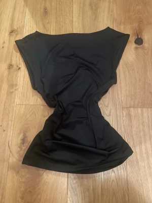 Figursydd svart topp - Lyxigare topp med scrunch i midjan för en timglasform