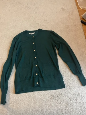 Mörkgrön kofta med fickor & knappar - Säljer en mörkgrön kofta, det är storlek S men sitter bra på folk som har storlek M 💗