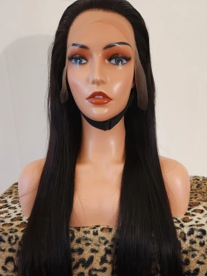 Lång rak svart peruk med mittbena - Snygg lång peruk i svart med rak struktur och mittbena. Peruken har naturlig glans och är perfekt för att skapa en stilren look. Passar både till vardags och när du vill sticka ut lite extra. Materialet är 100% human hair äkta hår som ger ett realistiskt intryck.