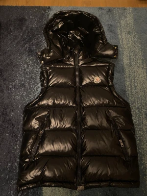Svart Moncler väst  - Säljer denna feta Moncler västen. Helt ny bara använd några gånger. Skickar inom 24 timmar priset är inte hugget i sten. Nfc Scan funkar. Skriv om du har frågor eller vill ha mer bilder:)
