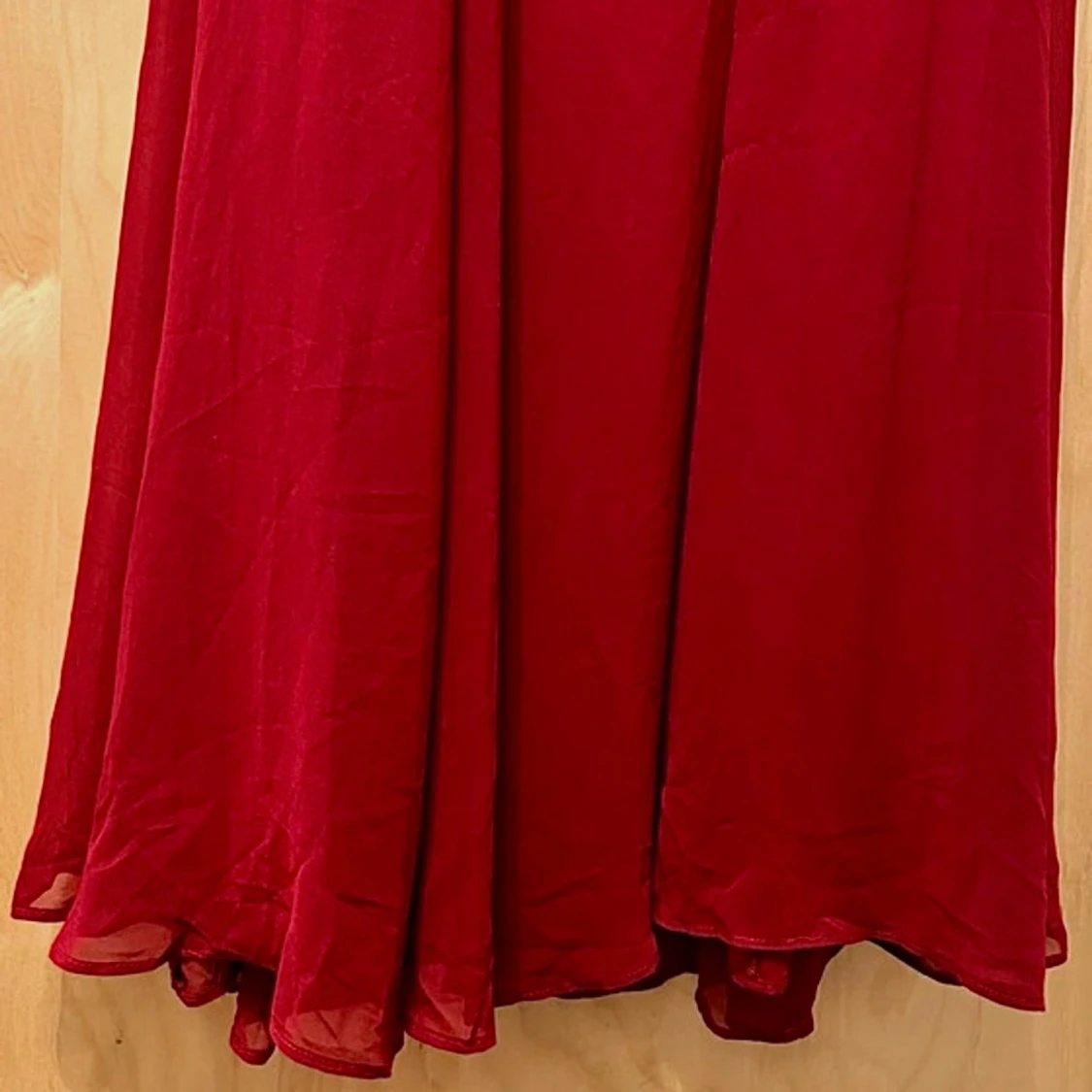 Vinröd offshoulder långklänning från Goddiva - 5