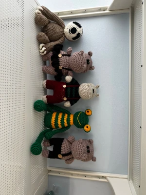 Virkade gosedjur - Styckpris: 220kr  Virkade gosedjur. En sengångare, en groda och tre flodhästar. Gosedjuren är handgjorda. Pris kan diskuteras vid köpa av fler.