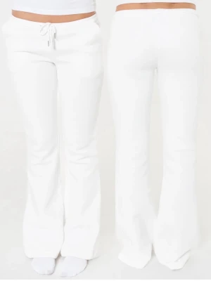 Vita mjukisbyxor från Nitted - Säljer ett par vita mjukisbyxor från Nitted. Typ som helt nya nästan aldrig använda o är i jättefint skick!             Nypris 480