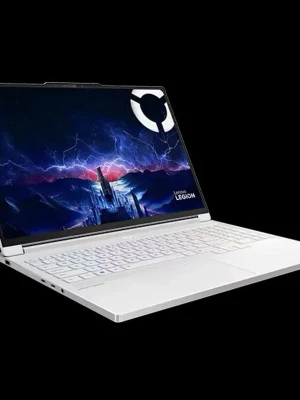 Lenovo Legion 7i Gen 10 - Snygg och kraftfull Lenovo Legion bärbar dator i vit färg med slimmad design och bakgrundsbelyst tangentbord. Perfekt för gaming med NVIDIA RTX-grafik och stor skärm med tunna kanter. Materialet är metall och plast, vilket ger en modern känsla.