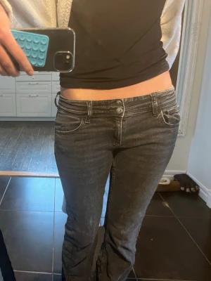 Grå low waist bootcut jeans - Säljer ett par grå low waist jeans med bootcut-modell. Dom är från gina och säljer dem för att dom har blivit för små❤️ använt få gånger