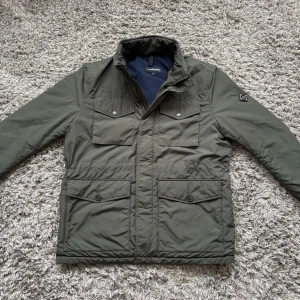 Ny j Lindberg Bailey field kacket - Säljer denna riktigt feta j Lindeberg field jacketen!⭐️Skick : NYSKICK!🙌Storlek L passar också M!⭐️NYPRIS = 4000kr! Hör gärna av er om ni har funderingar!👍