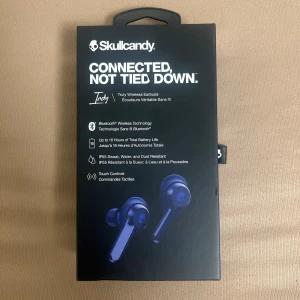 Skullcandy Indy trådlösa in-ear hörlurar - Snygga trådlösa in-ear hörlurar från Skullcandy i svart med touchkontroller och Bluetooth. Upp till 16 timmars batteritid, IP55-klassade mot svett, vatten och damm. Kommer med laddningset och flera öronpluggar för bästa passform.