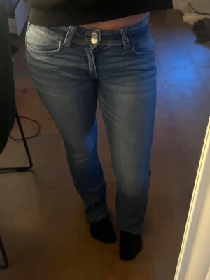 Jeans - Jättefina jeans med broderade fickor. I stl 152 men passar mig som är ca 155cm! De är i fint skick. Skriv bara vid fler frågor💞💞