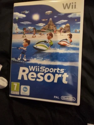 Wii Sports Resort till Nintendo Wii - Wii Sports Resort är ett sportspel till Nintendo Wii där du kan testa olika sporter som vattenskoter, basket och bågskytte. Spelet kommer i ett vitt plastfodral med blå och vita färger på omslaget och innehåller både skiva och manual.