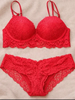 Spets BH + teosor - Aldrig använd, helt ny!