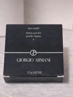 Giorgio Armani Neo Nude Bronzer - Snygg bronzer från Giorgio Armani i nyansen 8. Kommer i en stilren svart dosa med spegel och har en varm, gyllenbrun ton som ger huden en naturlig solkysst look. Pressat puderformat som är lätt att applicera och bygga upp för önskad intensitet.