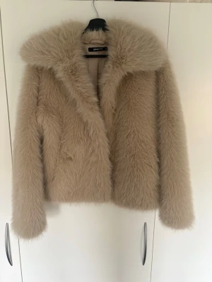 Pälsjacka XS från Gina Tricot – nästan ny - Säljer en superfin pälsjacka från Gina Tricot. Den är bara använd 1 gång, så den är i nästan helt nyskick.  • Storlek: XS • Nypris: ca 800 kr • Väldigt mjuk, fluffig och varm • Perfekt till våren/hösten och passar till allt  Säljer den eftersom den tyvärr inte används. Skicka gärna ett meddelande om du vill ha fler bilder eller undrar något! 😊