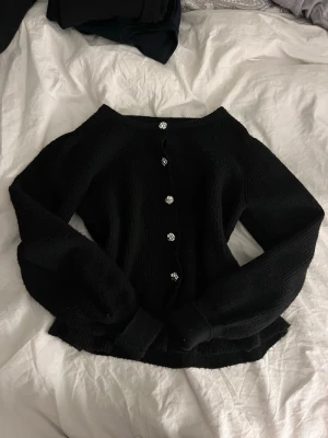 Svart stickad tröja  - Svart stickad tröja med silvriga detaljer som är köpt från Vero Moda med märket Pieces. Använd ett fåtal gånger, alltså som i nyskick! Nypris ca 300kr 💕