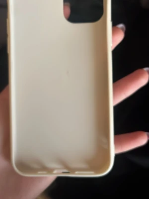 Beige mobilskal i mjukt silikon - Snyggt och stilrent beige mobilskal i mjukt silikonmaterial. Skalets design är enkel med rundade hörn och ett stort kamerauttag, för iPhone 11 plus