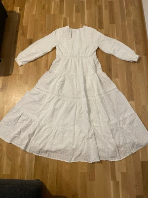 Bal klänning  - Bal klänning från anna hariri. Beställd från hennes Instagram. Storlek us 14 = L typ. Väldigt fin vit färg och är helt ny med lappen kvar på. Passar perfekt till bal och funkar såklart till fina stunder också.