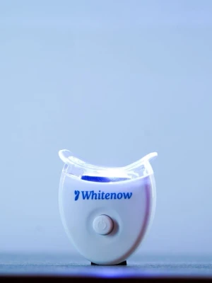 Whitenow LED tandblekningslampa -  Smidig LED-lampa för tandblekning från Whitenow.  Tillverkad i vit plast med blå detaljer och genomskinligt munstycke. Enkel på/av-knapp.  Används tillsammans med tandblekningsgel för hemmablekning.  Två knappcellsbatterier (CR2032) ingår.  Pris: 129 kr/st.  Erbjudande: köp 2 st och få en tredje gratis.  Tandblekningsgel ingår inte.