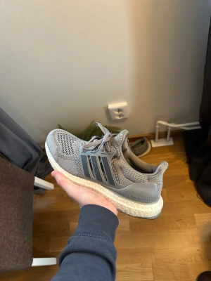 Grå Adidas Ultra Boost sneakers - • säljer ett par snygga gråa ultra boost • 100% äkta • ordinarie pris ca 2000kr!🫣 • storlek 39 1/3 