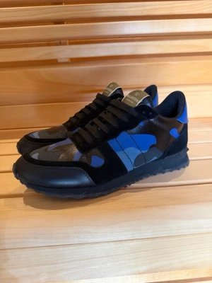 Valentino rockrunners camo blå - Använda en gång skicka dm vid frågor 