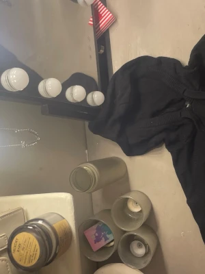 Svart hoodie med tryck - Säljer en svart hoodie med huva och dragsko. Hoodien har ett vitt tryck på framsidan och är gjord i ett mjukt, stickat material. Perfekt för dig som gillar en avslappnad och enkel stil.