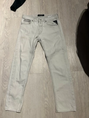 Ljus gråa/vita replay grover jeans  - Säljer ett par ljusgråa/vita replay grover de är en ovanlig färg och modell då de ej går att köpa nya längre och modellen endast finns i andra färgen  