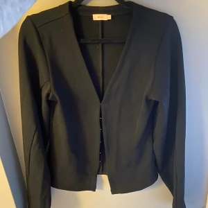 Svart kofta från Nelly - Snygg tröja från Nelly, sitter jättefint