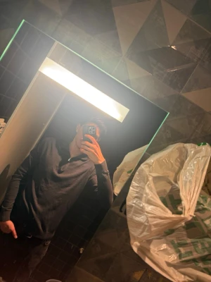 Mörkgrå halvzip-tröja från selected home - Snygg mörkgrå långärmad tröja från selected home med halvzip och ståkrage. Tillverkad i mjukt material som känns skönt mot huden. Perfekt till jeans eller chinos för en clean och stilren look. Nypris 700kr hör av er vid funderingar😊