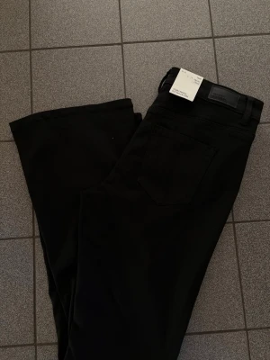 Svarta flared jeans från Vero Moda - Snygga svarta jeans från Vero Moda med flared passform och mid rise. Ny med prislapp. Ord pris: 499kr 💕