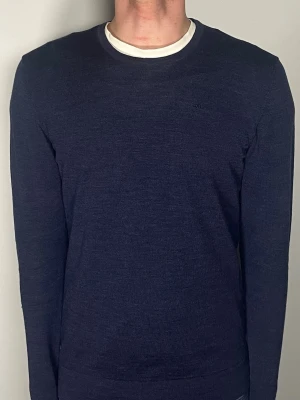 J.Lindeberg tröja - Säljer en riktigt snygg och trendig J.Lindeberg tröja i fint skick, storlek M, vid frågor är det bara att skriva //Gramenti