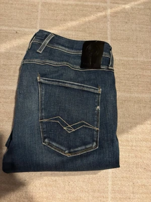 Replay anbass - Tjena, säljer nu dessa riktigt snygga Replay anbass i Stl W33 L32. Dom är i riktigt bra skick. Nypris 1600✅Vid minsta funderingar så är det bara att höra av sig//Allt gott