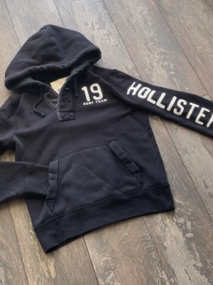 Hollister hoodie - Säljer en riktig snygg Hoodie från kända märket Hollister. Den är väldigt eftertraktad och Archive. Många söker en.. storleken är S. Skicket är 9/10. Priset ligger på 799kr. 