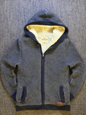 Stickad Hollister cardigan (sällsynt) - Säljer en sällsynt Hollister hoodie. Skick 9/10 | eftertraktad modell |  St M | passar perfekt nu till våren | obs kan gå ner i pris vid snabb affär! Frakt samma dag ⚜️ 