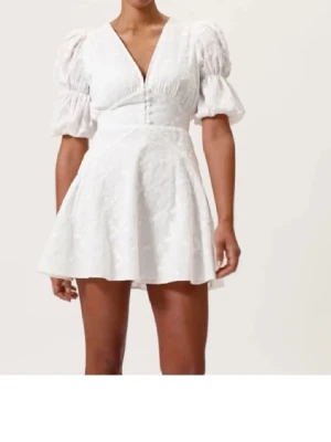 Adoore klänning - Säljer min helt oanvända adoore klänning med prislapp kvar i storlek 34. Perfekt nu till studenten eller sommaren💕