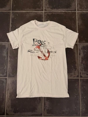 Polo Ralph lauren t shirt  - Riktigt fet och eftertraktad t shirt med polo Ralph lauren loggan i storlek S! Helt nytt skick! Lite osäker på äktheten eftersom lappen i nacken saknas så därför är priset just nu på 499kr nypris runt 3000kr! Tveka inte med att ställa frågor! 