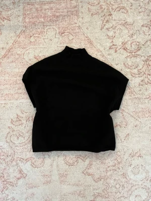 Svart stickad polo topp - Sjukt snygg stickad topp från Kappahl med en liten polokrage 