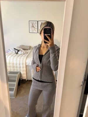 Yoga set - Yoga set från Gina Tricot 💗 Byxorna i strl M & koftan i strl S. Knappt använt 💗