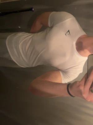 T-shirt från Gymshark  - Säljer en vit tight t-shirt från gymshark med diskret logga på bröstet. T-shirten har korta ärmar och rund halsringning. Perfekt för dig som gillar en enkel och clean stil.
