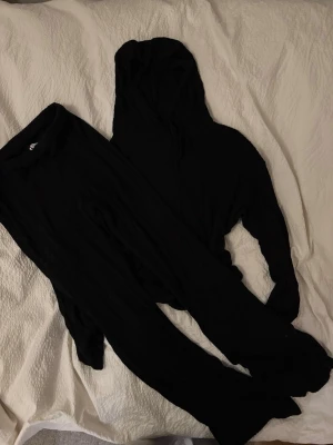 Mjukisset - Säljer detta mjukisset från Gina Tricot. Så mysigt men byxorna har blivit lite korta på mig😅 så fint och relativt tunnt och luftigt!!