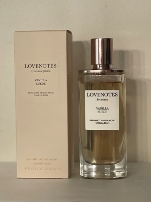 Lovenotes Vanilla Suede ariana grande edp - Lovenotesw Vanilla Suede från Ariana Grande är en eau de parfum. Se bilder för mängd kvar och noter. Stor Flaska 125ml  nypris 700kr